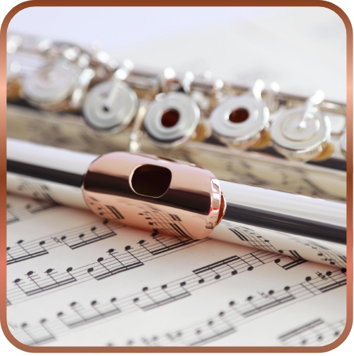 Flauta travesera sobre partitura