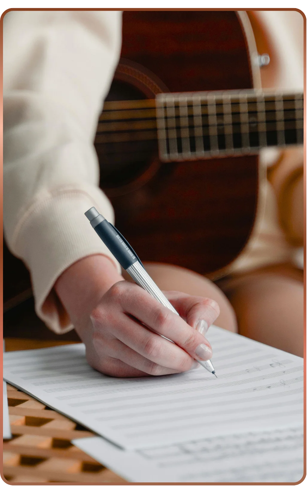 Estudiante escribiendo música durante la práctica